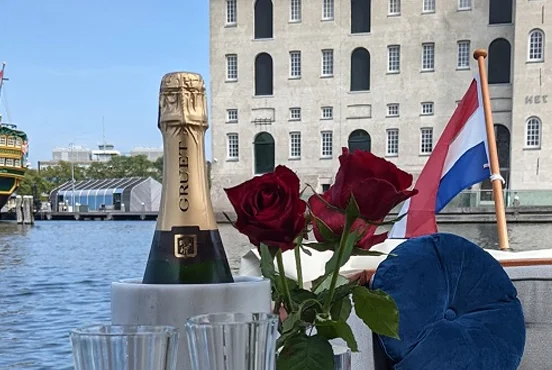 romantic wedding proposal amsterdam boat