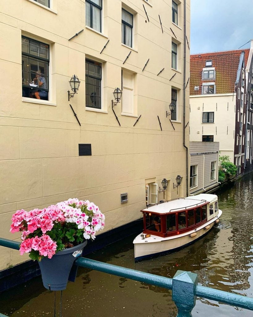 Discover the narrow canals with boat tour in amsterdam