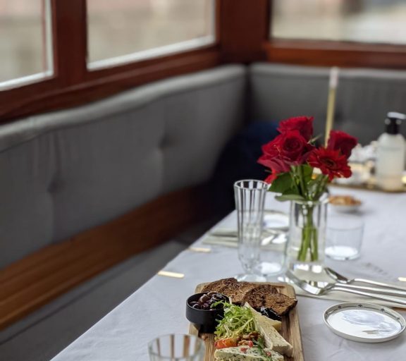 Enjoy your breakfast on a luxury private boat in Amsterdam!