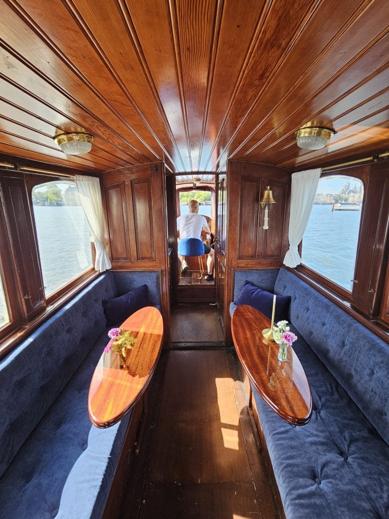 ritz saloonboat amsterdam indoor