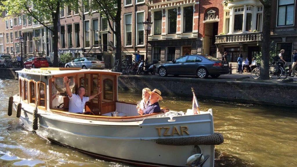 Amsterdam canal boat -Tzer