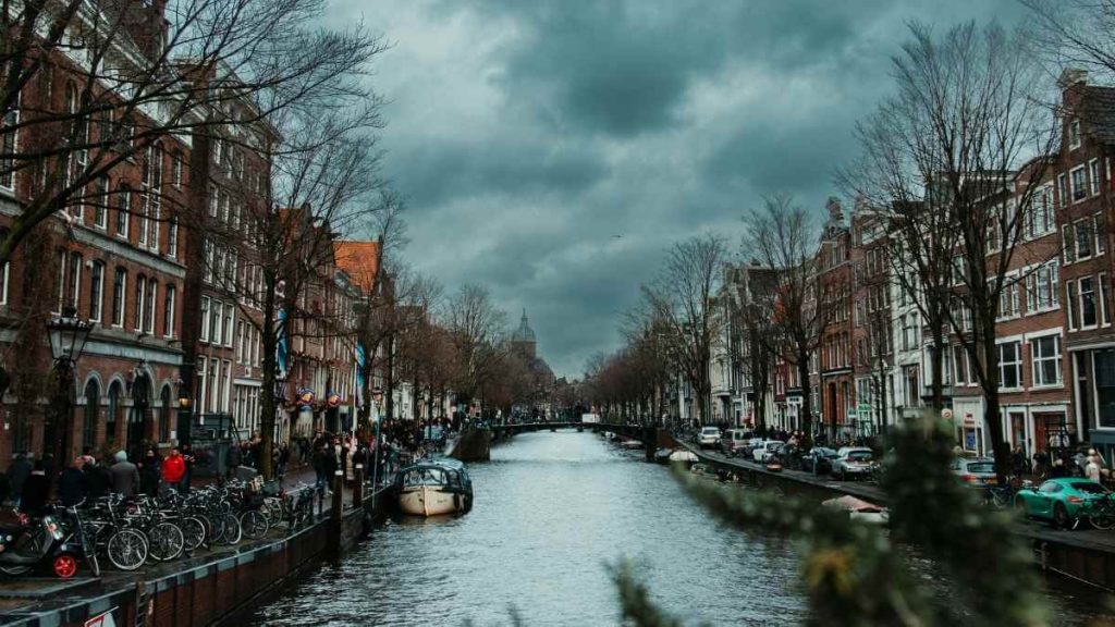 amsterdam canal boat tours attractions for young adults
