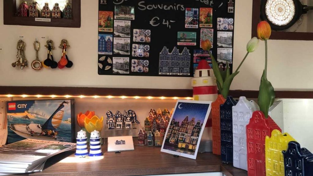 houseboat museum souvenir shop