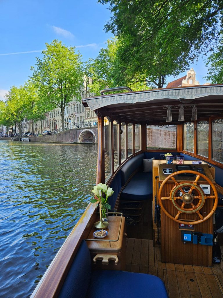 grachtenfahrt amsterdam halboffenes salonboot