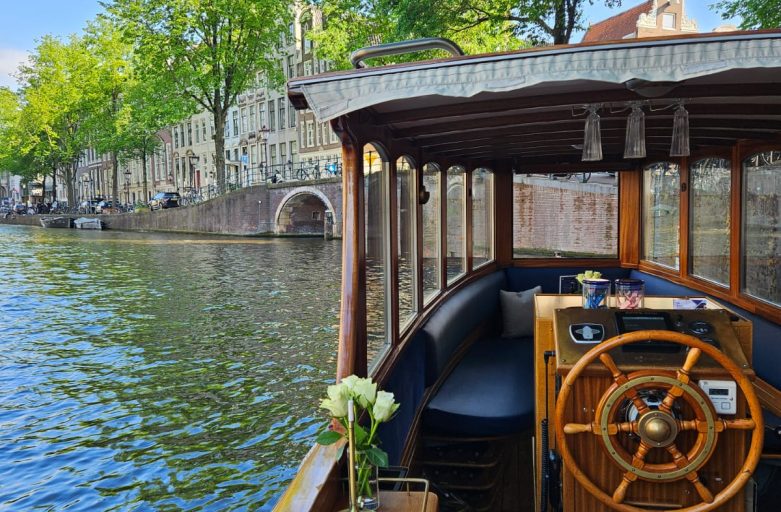 grachtenfahrt amsterdam halboffenes salonboot