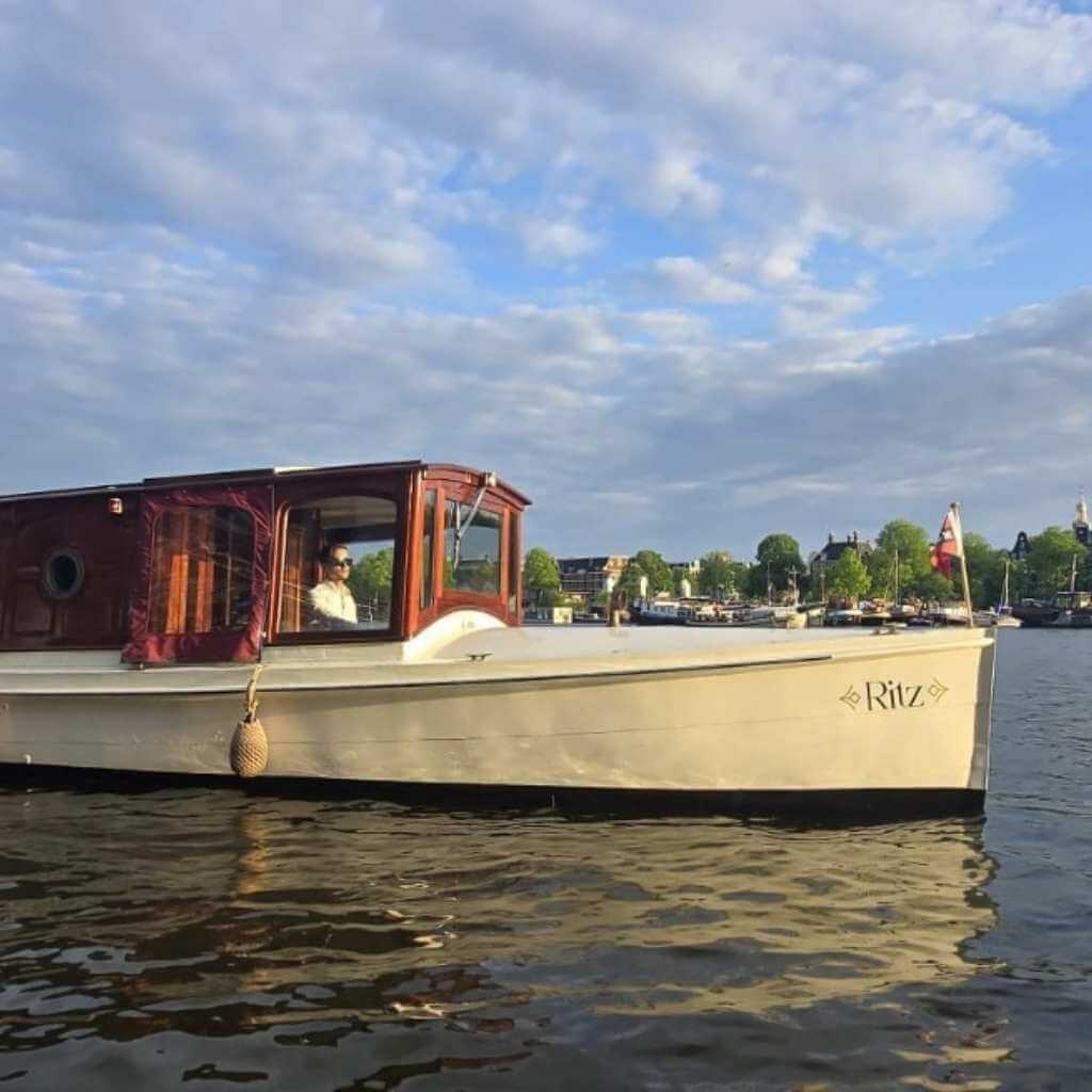 Cruzeiro com jantar privado em Amesterdão no barco Ritz com jantar elegante