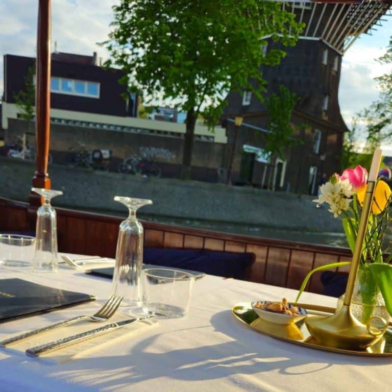 Private Bootslounge mit Essbereich