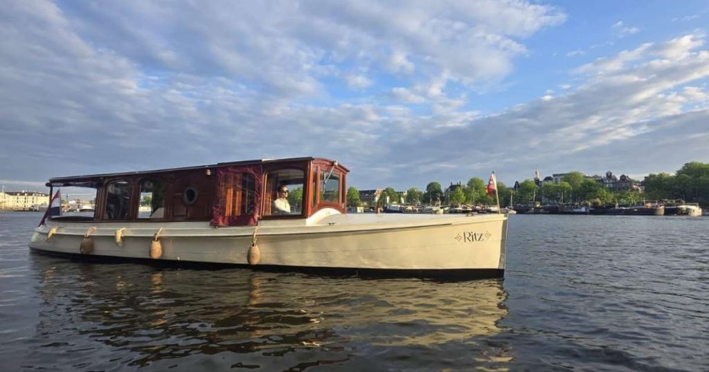 barco de luxo e clássico para passeio de chá da tarde em Amesterdão
