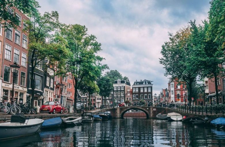 Discover the Charm of the Canal Belt Amsterdam: History, Hotels, and Highlights beautiful scene in amsdertam