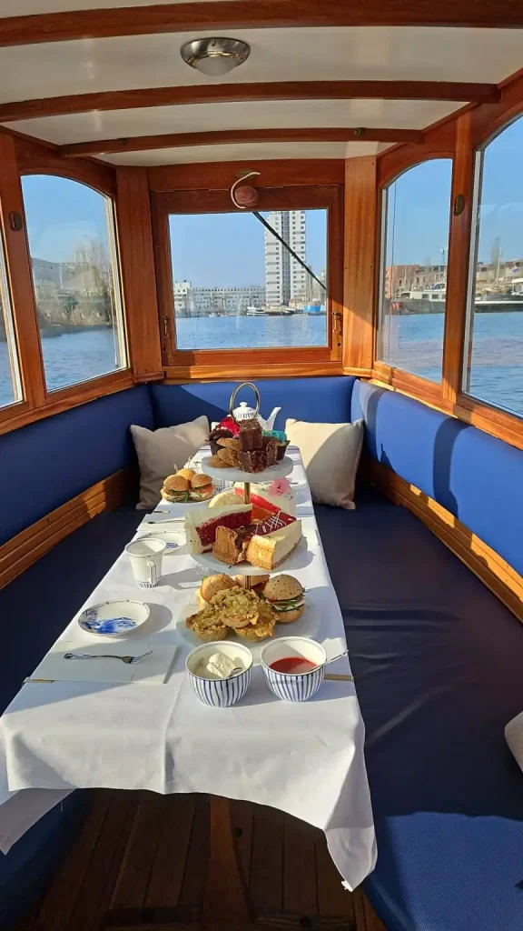 High Tea und köstliches Essen werden auf der Bootstour in Amsterdam serviert