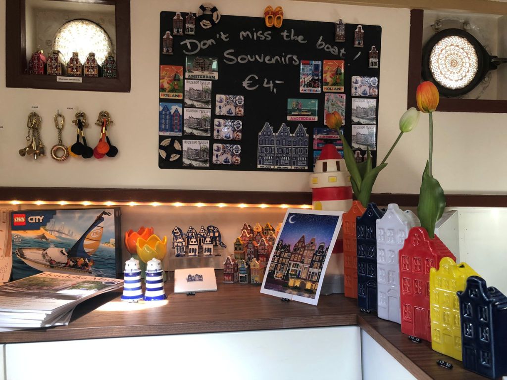 souvenir shops in houseboat museum