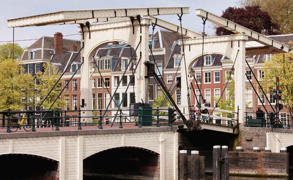 guide to the Magere Brug (Skinny Bridge)