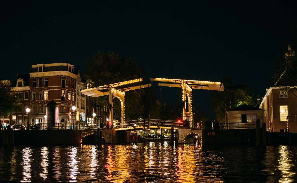Night view of the Magere Brug