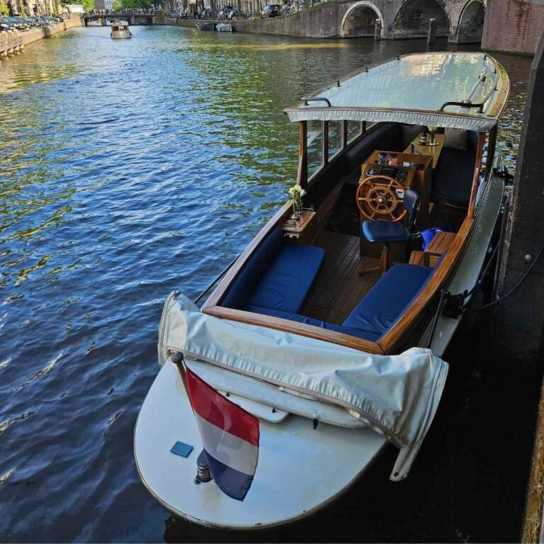 歴史的な運河船ウンディーネ