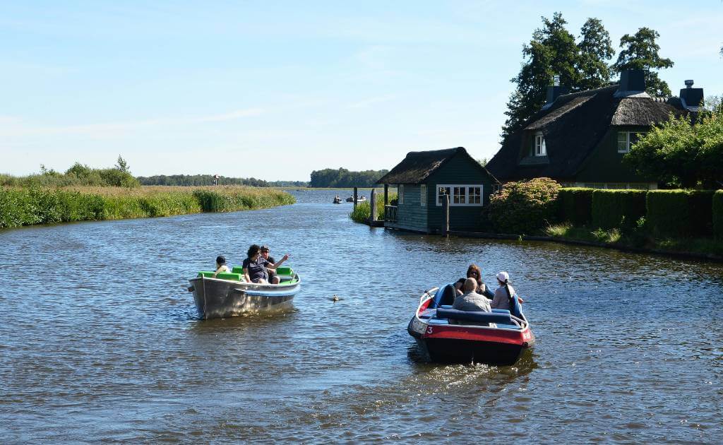 How to Rent a Boat in Giethoorn