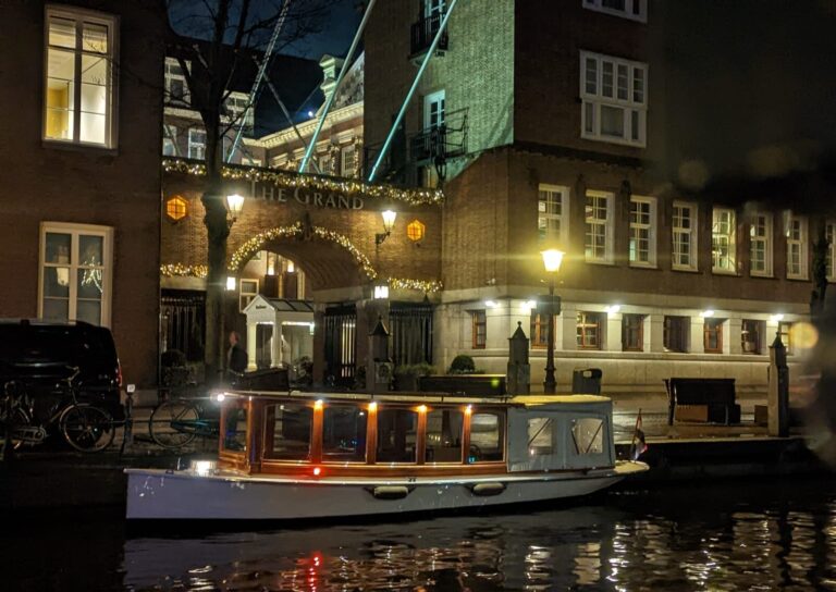 Забронируйте закрытую и отапливаемую лодку Undine для частной экскурсии на фестиваль света.