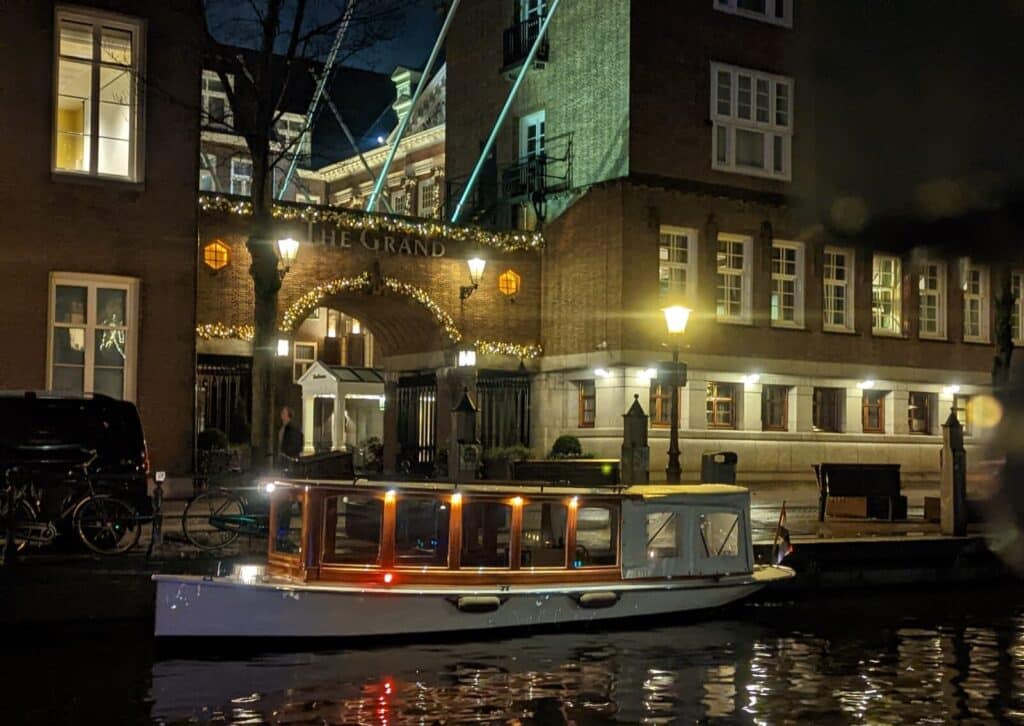 Buchen Sie das geschlossene und beheizte Boot Undine für eine private Lichterfest-Tour
