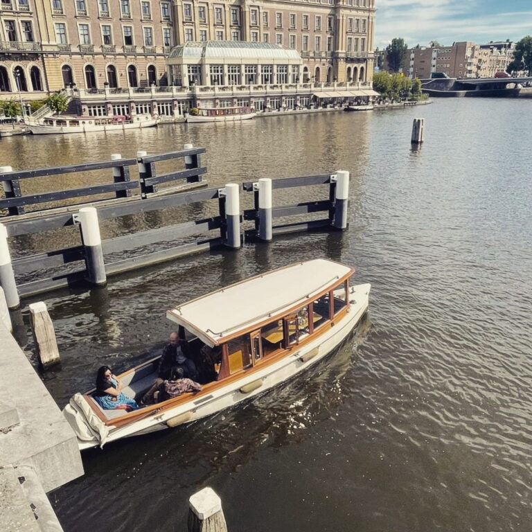 Amsterdam'da güneşli bir günde kanal turu.
