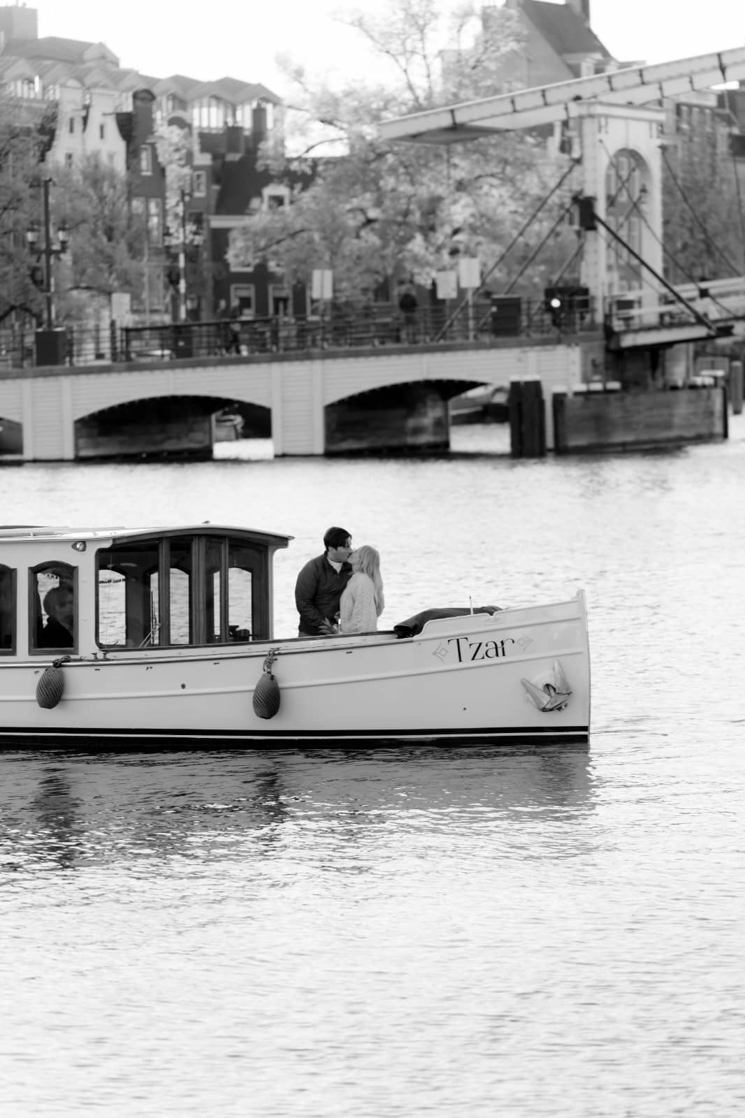 Pareja bes&aacute;ndose en el barco privado Tzar bajo el Puente Flaco de &Aacute;msterdam